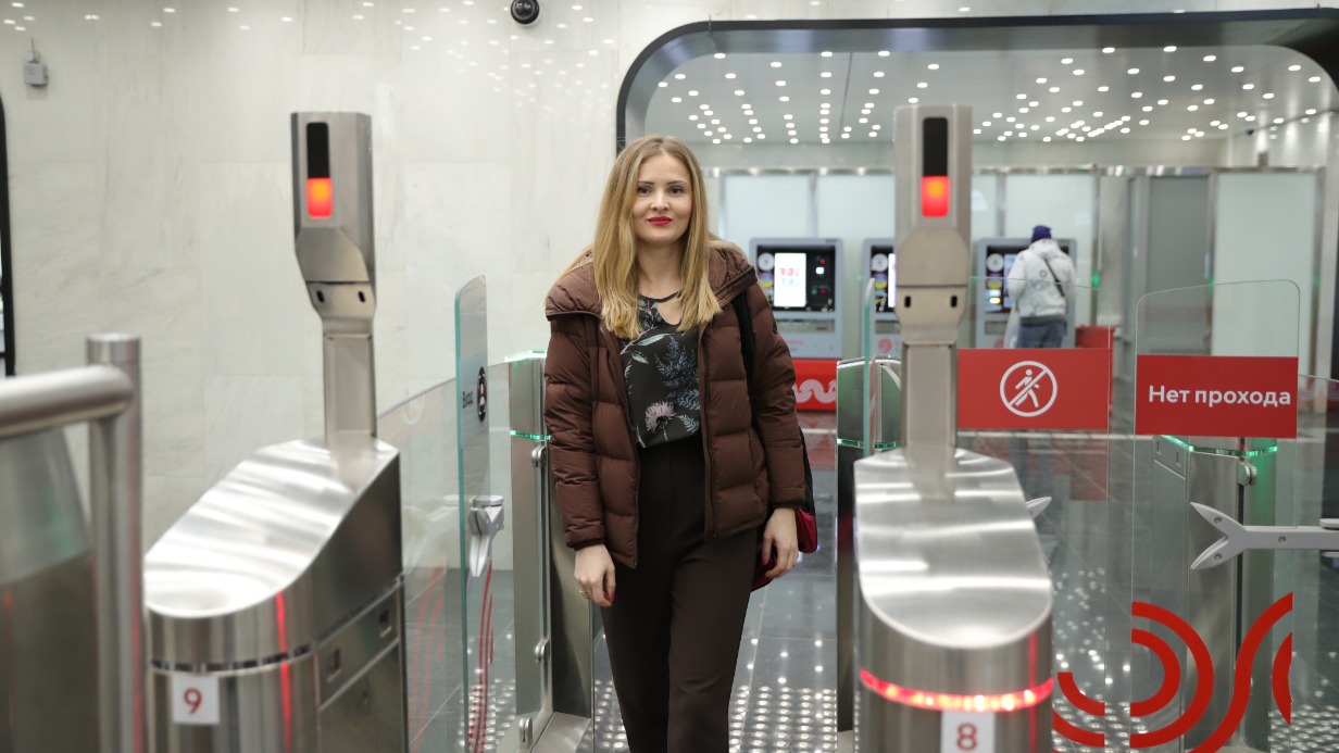 Москвичка Анна Никифоренко оплачивает проезд биометрией