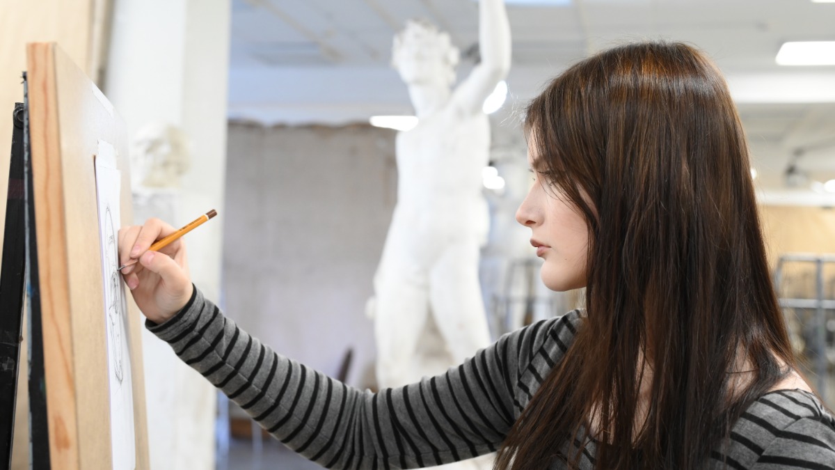 Студентка 1-го курса факультета дизайна РГХПУ имени С. Г. Строганова Марина Куликова постигает основы академического рисунка
