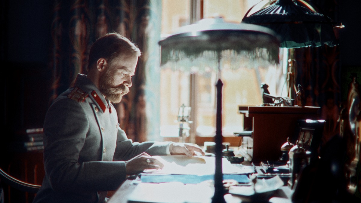 Кадр из многосерийного фильма «Хроники русской революции»: Никита Ефремов в роли императора Николая II. Неоднозначная фигура последнего российского императора трактуется Андреем Кончаловским тоже по-своему: это глубокая, трагическая, но в чем-то сентиментальная личность