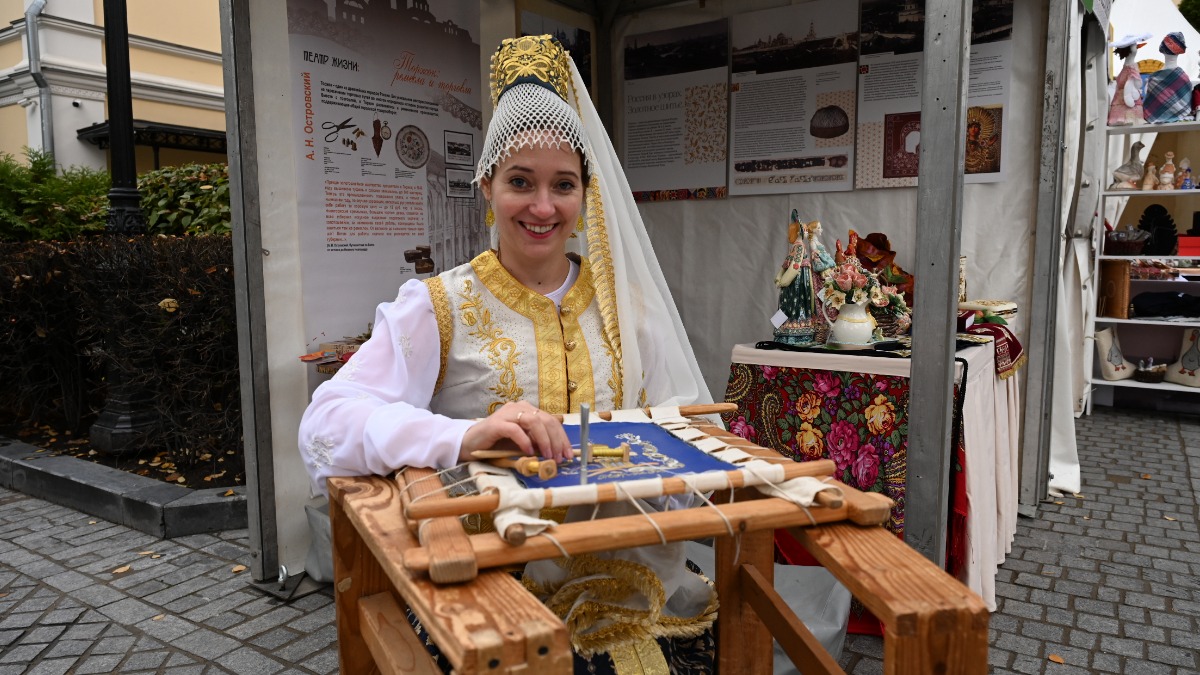 Мастер Торжокского педагогического колледжа, отделения золотного шитья и декоративно-прикладного искусства Татьяна Герасимова демонстрирует новоторжский кованый шов в рамках презентации малых городов России