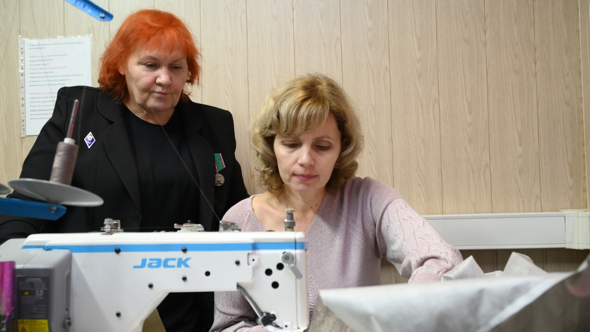 Руководитель организации «Русский снайпер» Ирина Куликова и активист Наталья Елманова шьют плащи, которые уберегают наших бойцов от тепловизоров противника