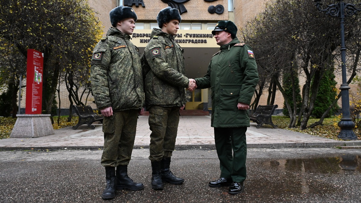 Доцент Военного учебного центра РГУ нефти и газа (НИУ) имени Ивана Губкина полковник Андрей Елизаров поздравляет с юбилеем военного образования студентов Ивана Игонина и Артема Буланцова