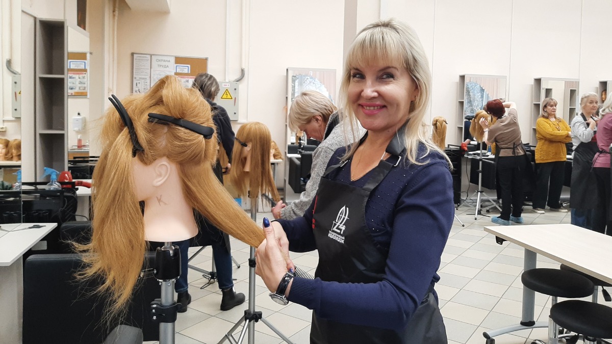 Участница проекта «Московское долголетие» Маргарита Никонова во время работы. Занятия по парикмахерскому искусству она посещает с октября 2024 года и за это время научилась уверенно работать машинкой и ножницами, делать стрижки и окрашивание волос