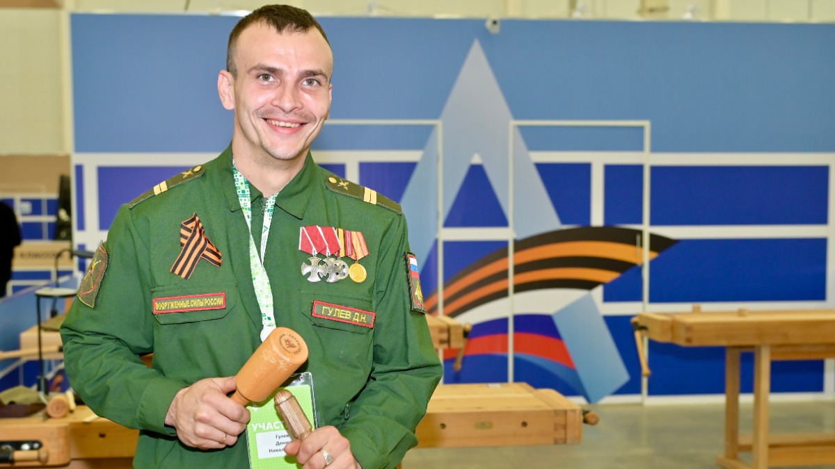 Участник соревнования «Абилимпикс» ветеран спецоперации младший сержант Денис Гулев будет соревноваться с другими мастерами столярного дела за звание лучшего