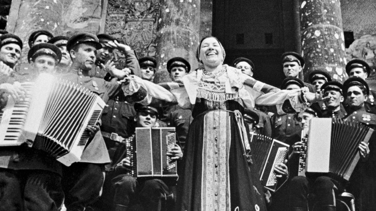 Лидия Русланова выступает с концертом на ступенях Рейхстага