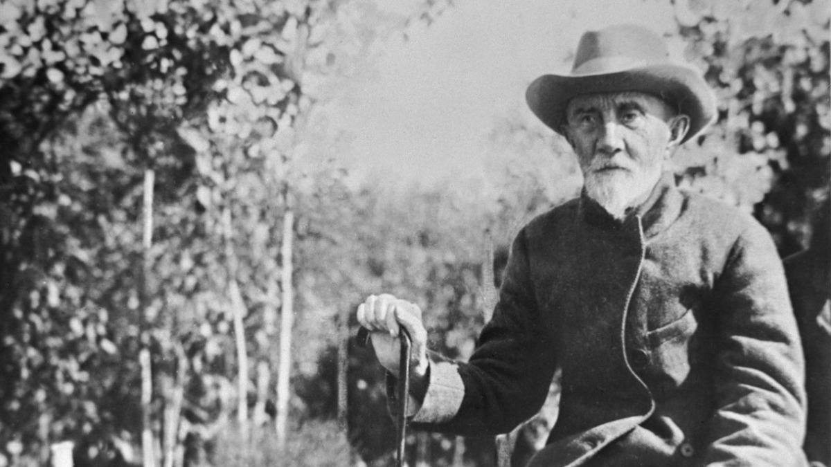 Селекционер Иван Мичурин в своем плодовом питомнике