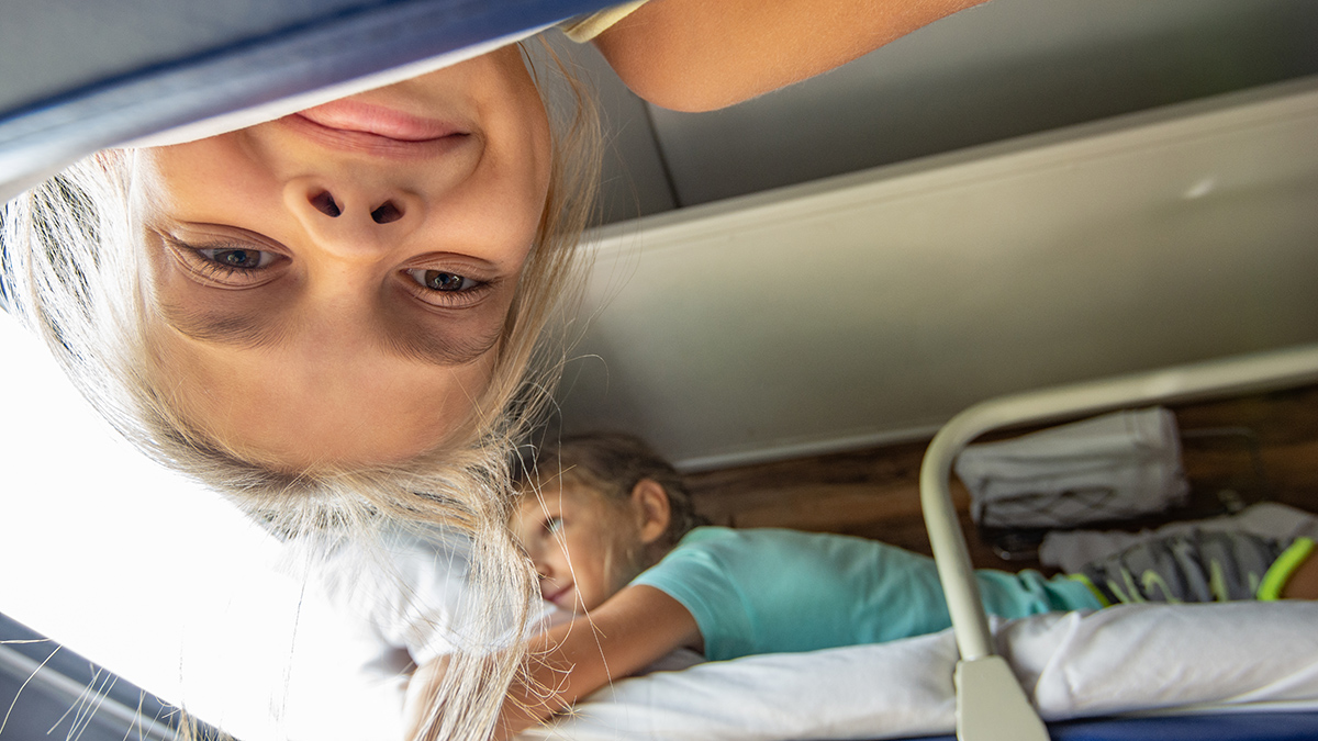 Плацкартный вагон: новые правила покупки постельного белья, чем отличается от купе и какие места лучше выбрать