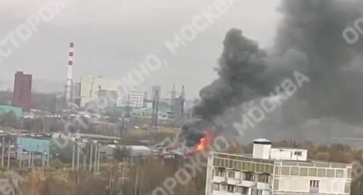Автосервис загорелся на юге Москвы