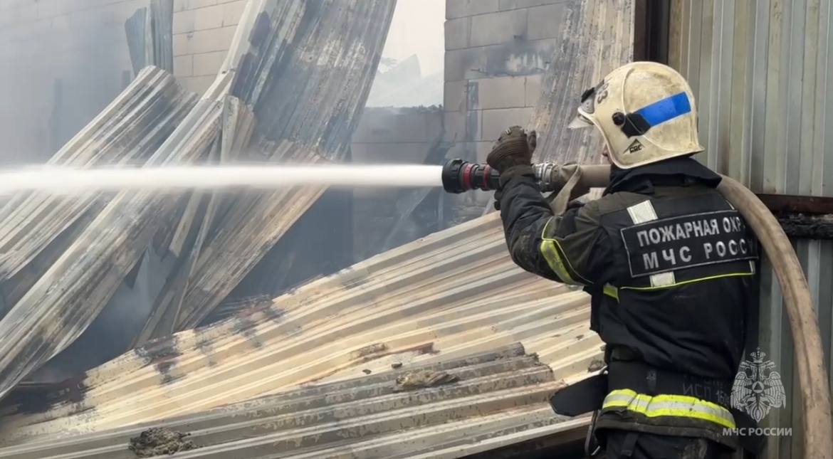 Площадь пожара в здании автосервиса на юге Москвы достигла 400 «квадратов»