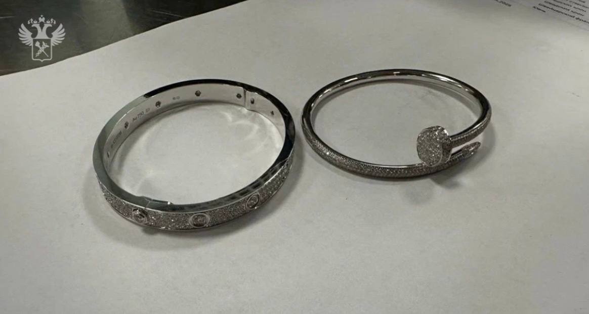 Мужчину с браслетами Cartier за 2,4 миллиона в кроссовках задержали в Домодедове