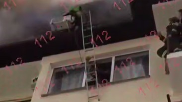 Мужчины спасли соседку из горящего дома в Сочи с помощью лестницы