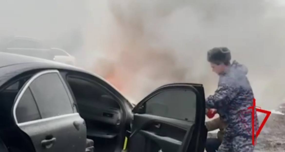 Росгвардейцы помогли в тушении загоревшегося автомобиля в Подмосковье