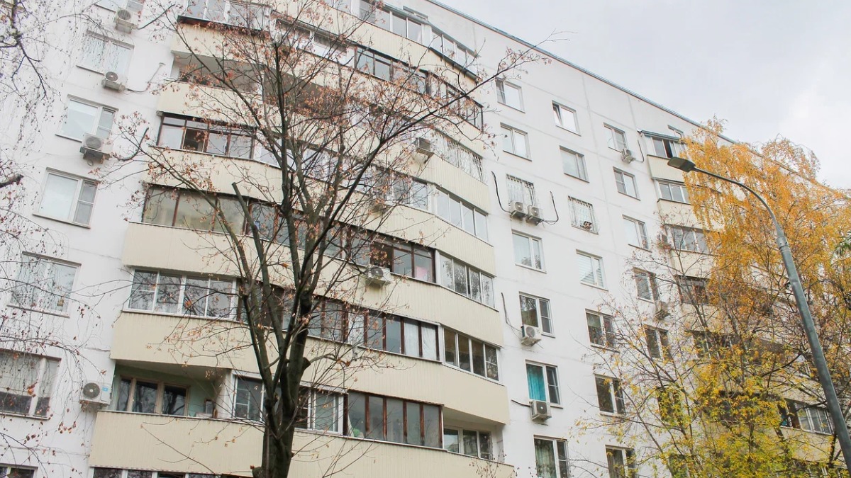 В жилом доме в районе Басманный в 2025 году завершили замену лифтового оборудования с расширением дверных проемов