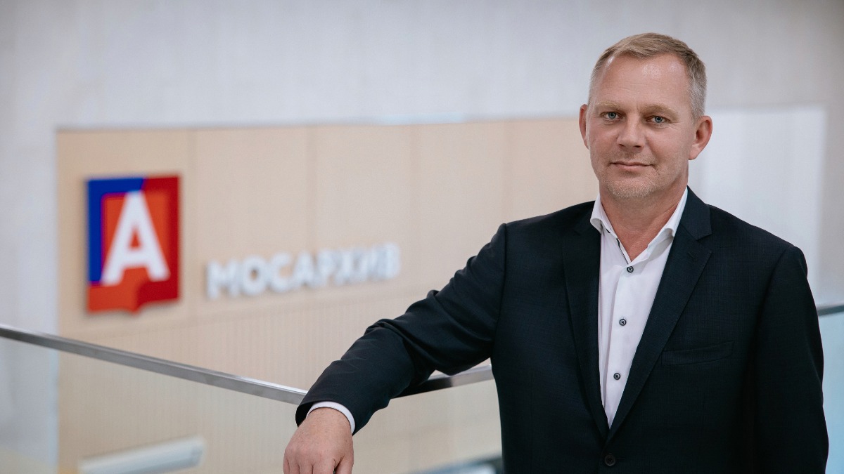 Начальник Главного архивного управления города Москвы Ярослав Онопенко в здании Мосархива