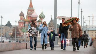 Москвичей призвали быть внимательными на улице из-за дождя и сильного ветра