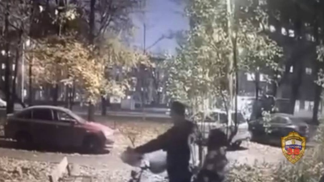 Мужчины украли электровелосипед, оставленный курьером около дома в Москве