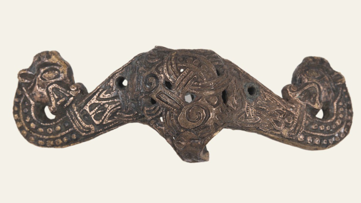 Ученые нашли в Великом Новгороде артефакты викингов с драконами IX века