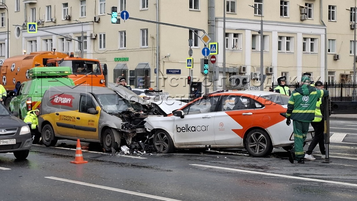 Автомобиль каршеринга влетел в фургон на Ленинском проспекте, движение затруднено