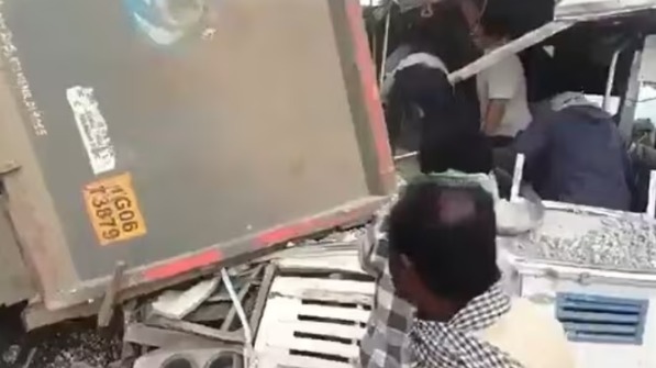 Минимум 24 человека погибли при лобовом столкновении автобуса и грузовика в Индии