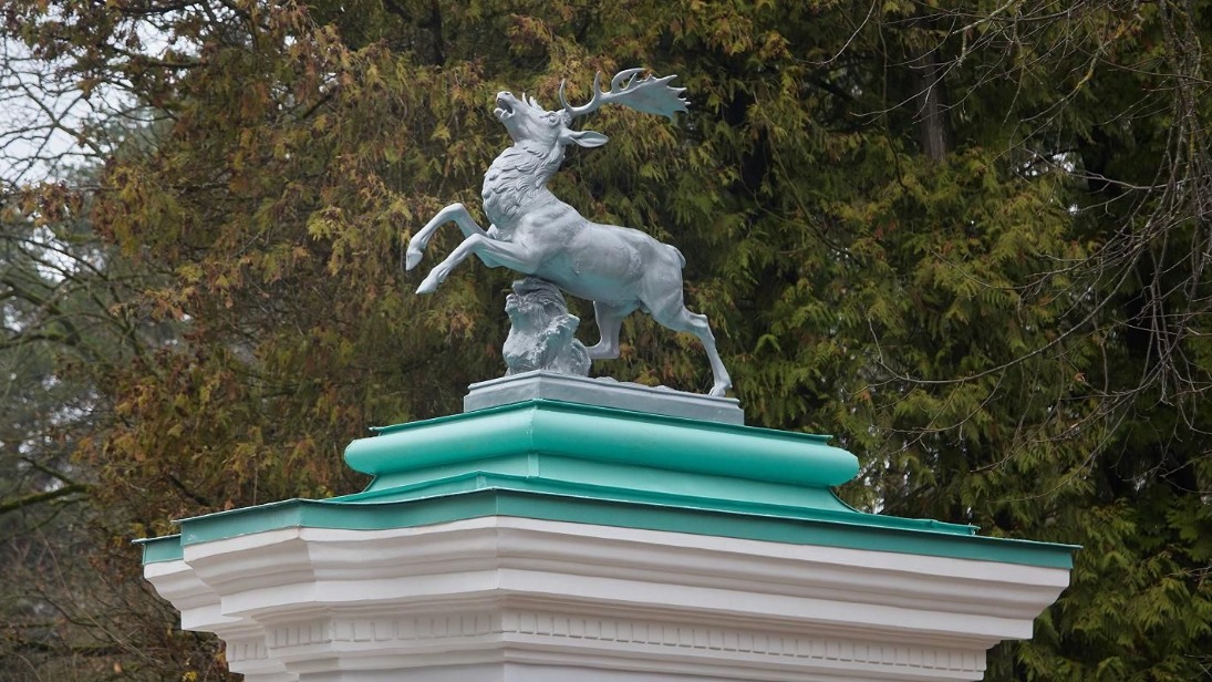 Скульптуры бегущих оленей снова украшают парадный въезд усадьбы Валуево
