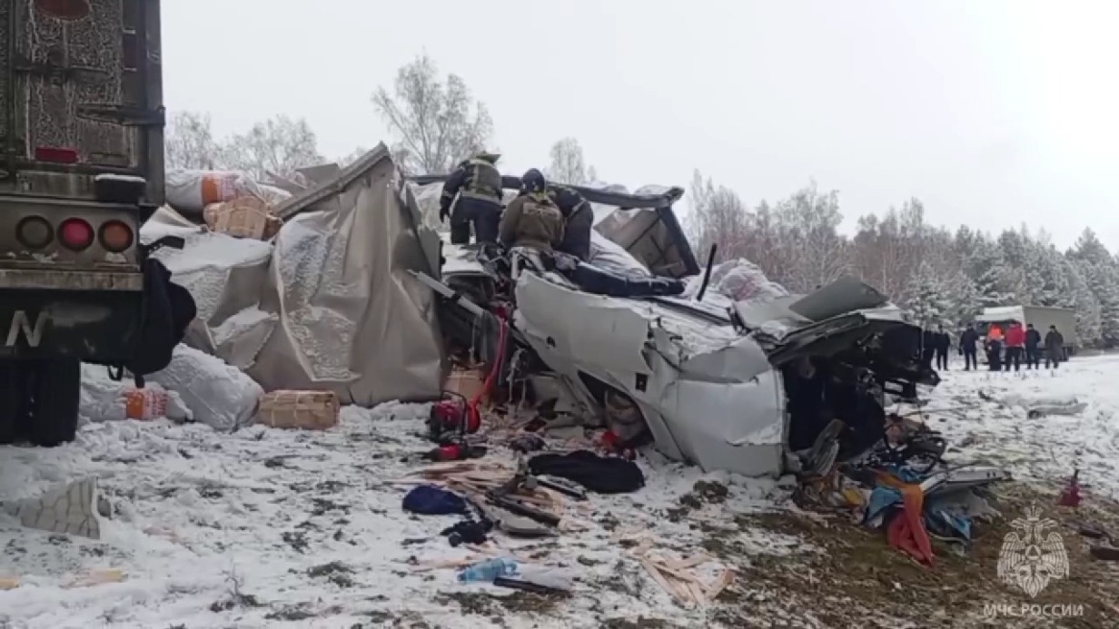 Четыре грузовика столкнулись в Иркутской области, есть погибшие