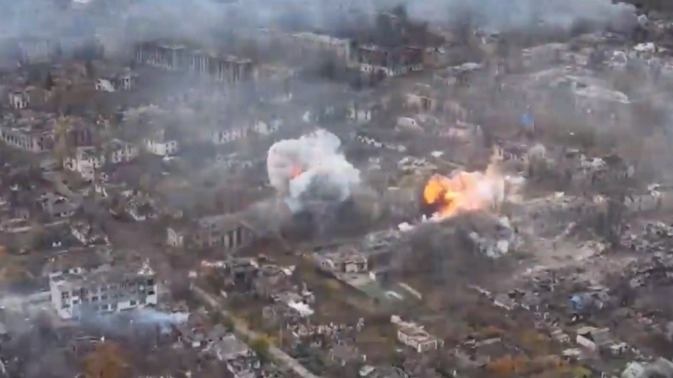 Минобороны показало видео уничтожения фугасными авиабомбами пункта ВСУ в ДНР