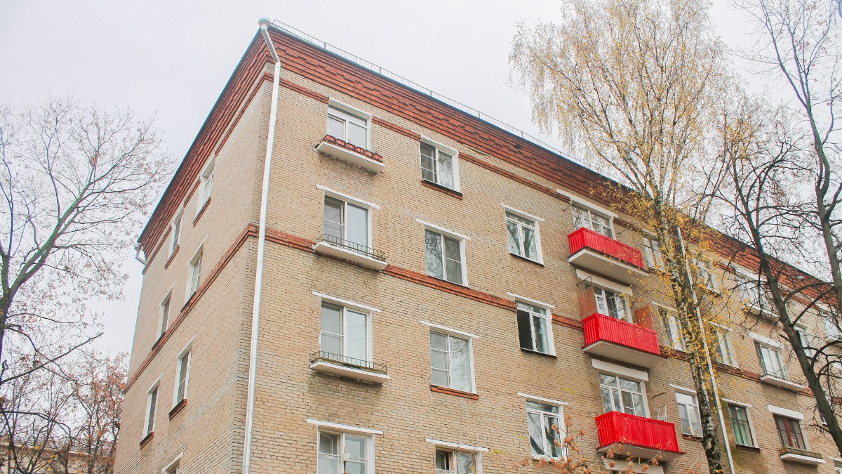 В Восточном округе приводят в порядок кирпичный дом 1958 года постройки