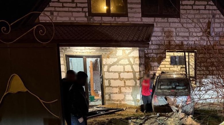 Мужчина на автомобиле въехал в частный дом в Подмосковье