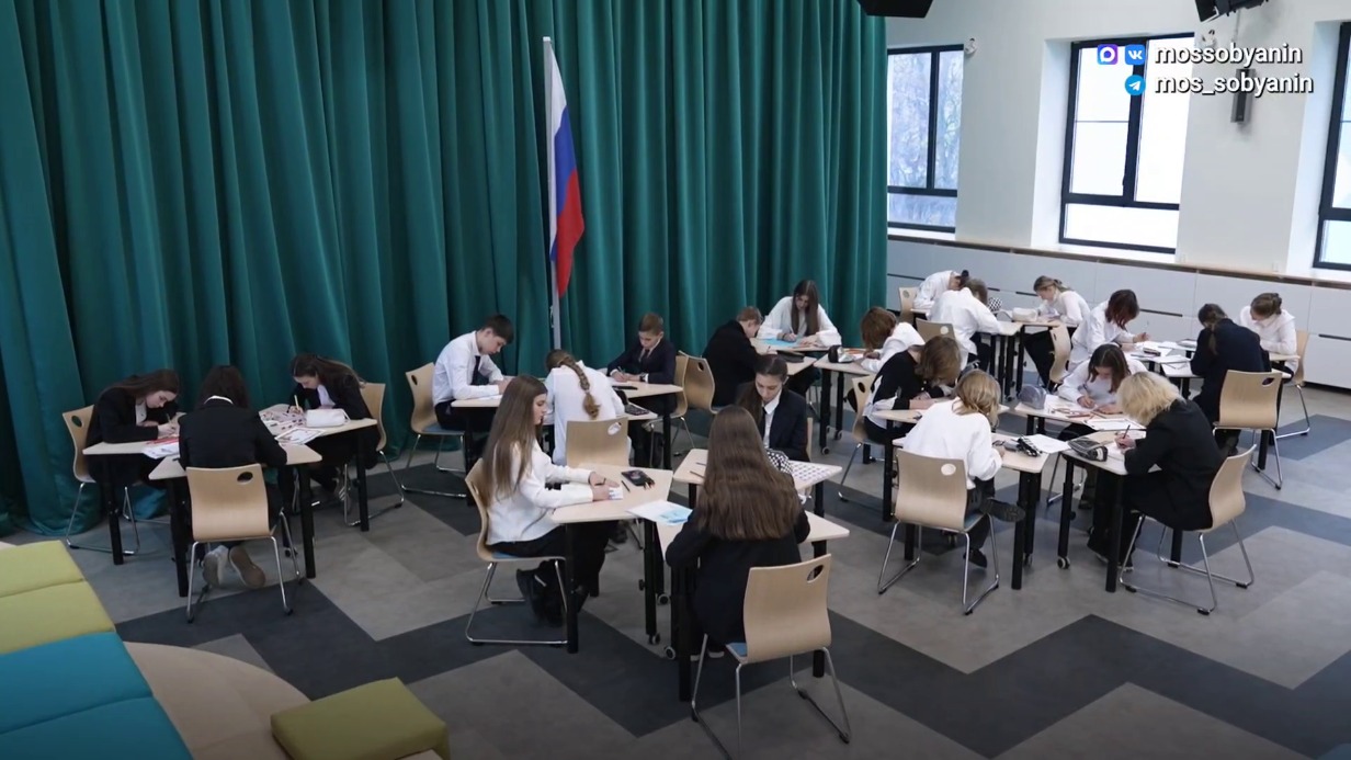 Собянин: Ко Дню народного единства дети написали 15 тысяч писем военнослужащим 