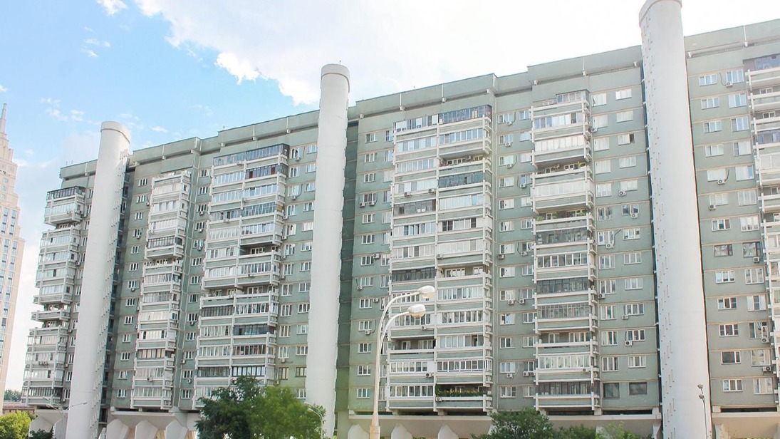 Около 300 жилых домов с цветочницами на фасадах обновили в столице за 10 лет