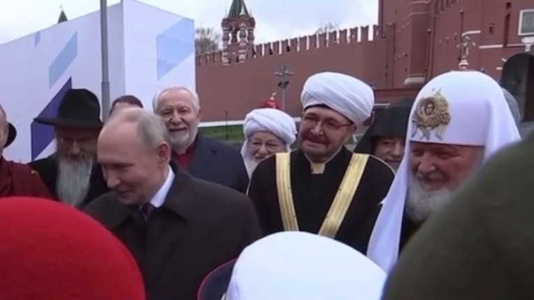 «Кирюха, мы земляки»: Путин обратился к сыну героя СВО из Твери