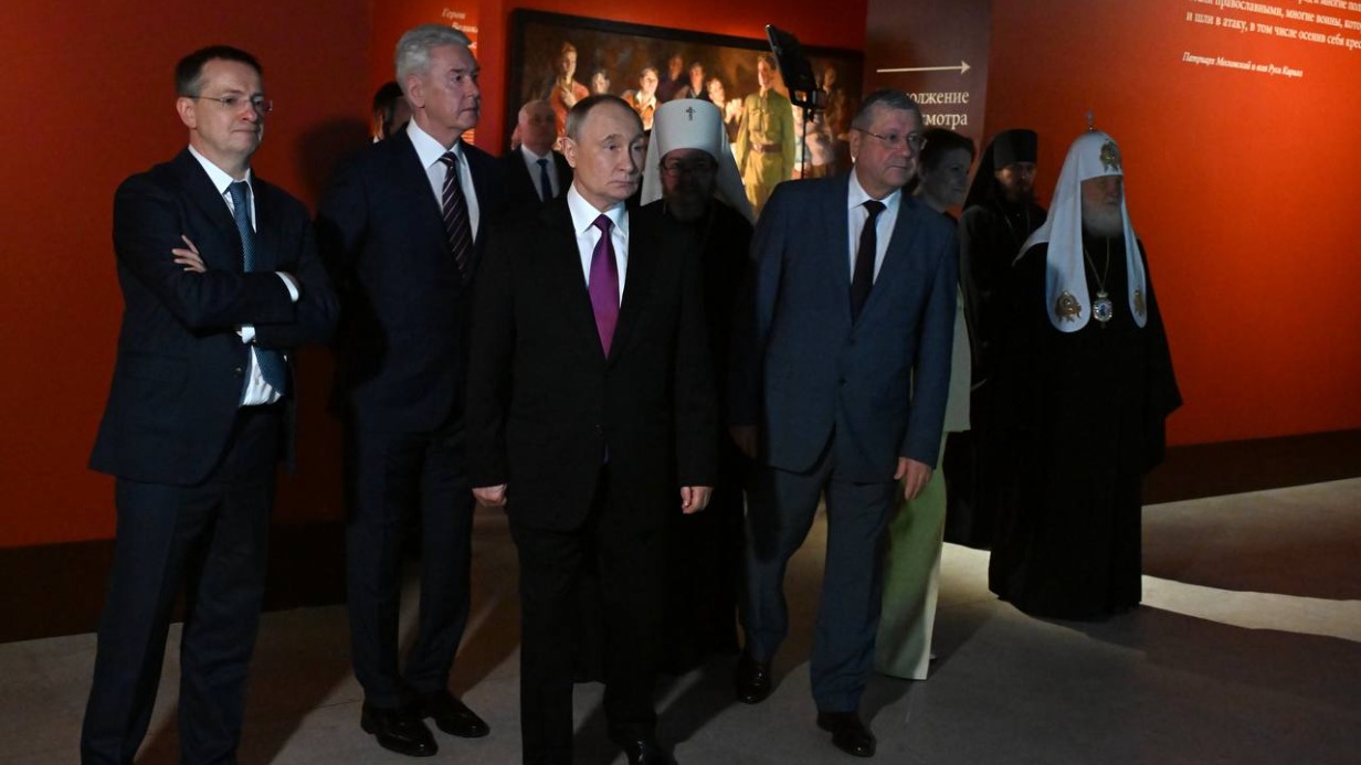 Собянин и Путин посетили выставку «Великая Победа. Россия — моя история»