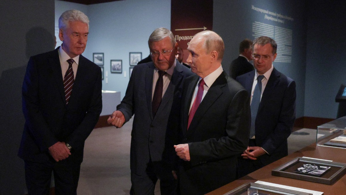 Мэр Москвы Сергей Собянин, руководитель Росархива Андрей Артизов, президент России Владимир Путин и помощник президента Владимир Мединский на осмотре выставки «Великая Победа. Россия — моя история», открытой в рамках выставки-форума «Православная Русь — ко Дню народного единства»