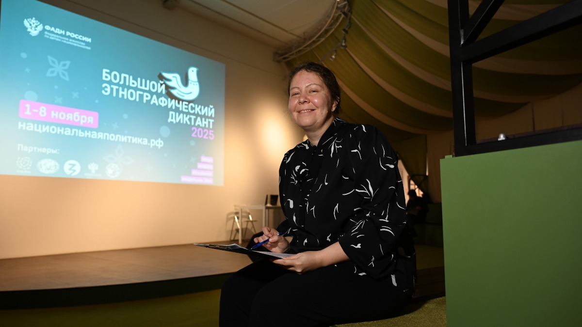 Экскурсовод музея-панорамы «Бородинская битва» Анастасия Васильева пишет Большой этнографический диктант на рабочем месте