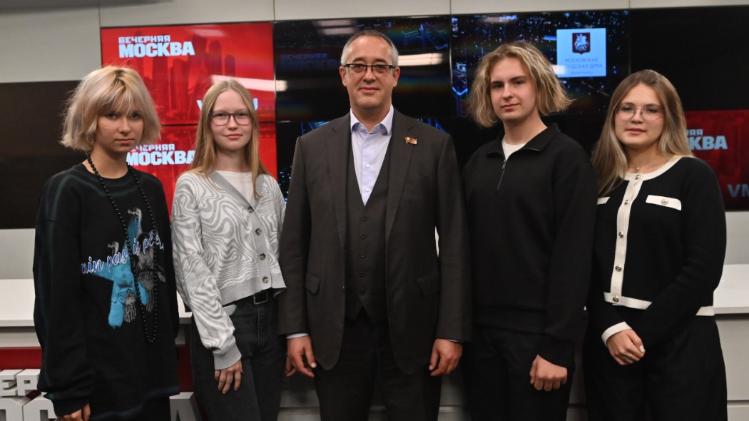 Председатель Мосгордумы Алексей Шапошников и юные корреспонденты школы-студии «Новый фейерверк» редакции газеты «Вечерняя Москва» Мария Мишина, Полина Кислых, Илья Конюков и Полина Дергачева во время встречи в редакции. Глава столичного парламента поговорил с будущими журналистами о возможностях для молодежи участвовать в жизни города
