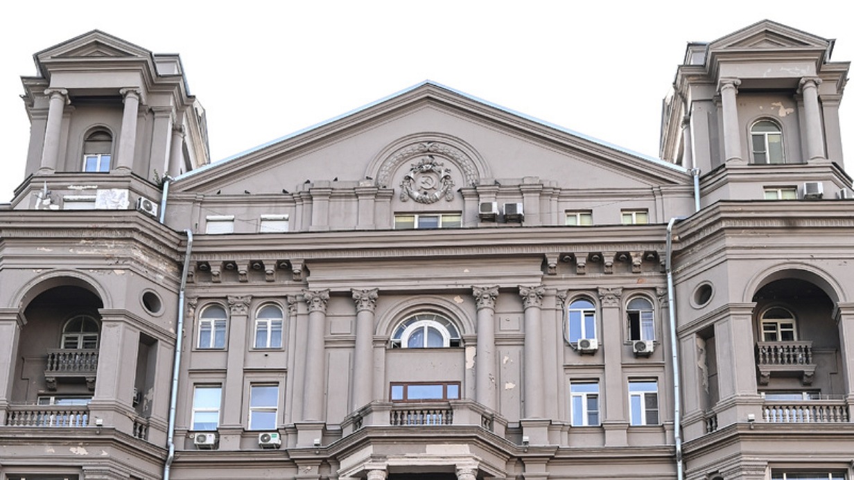 За проект этого дома на Земляном Валу архитектору Е. Рыбицкому в 1950-м дали Сталинскую премию; в 1955 году он был ее лишен