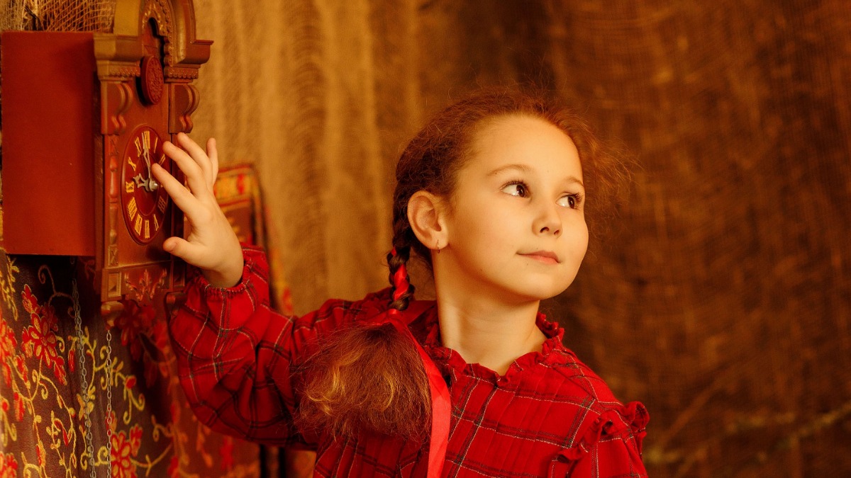 Часы с кукушкой обычно очень любили дети. Самым ответственным разрешали их заводить, потянув за цепочки