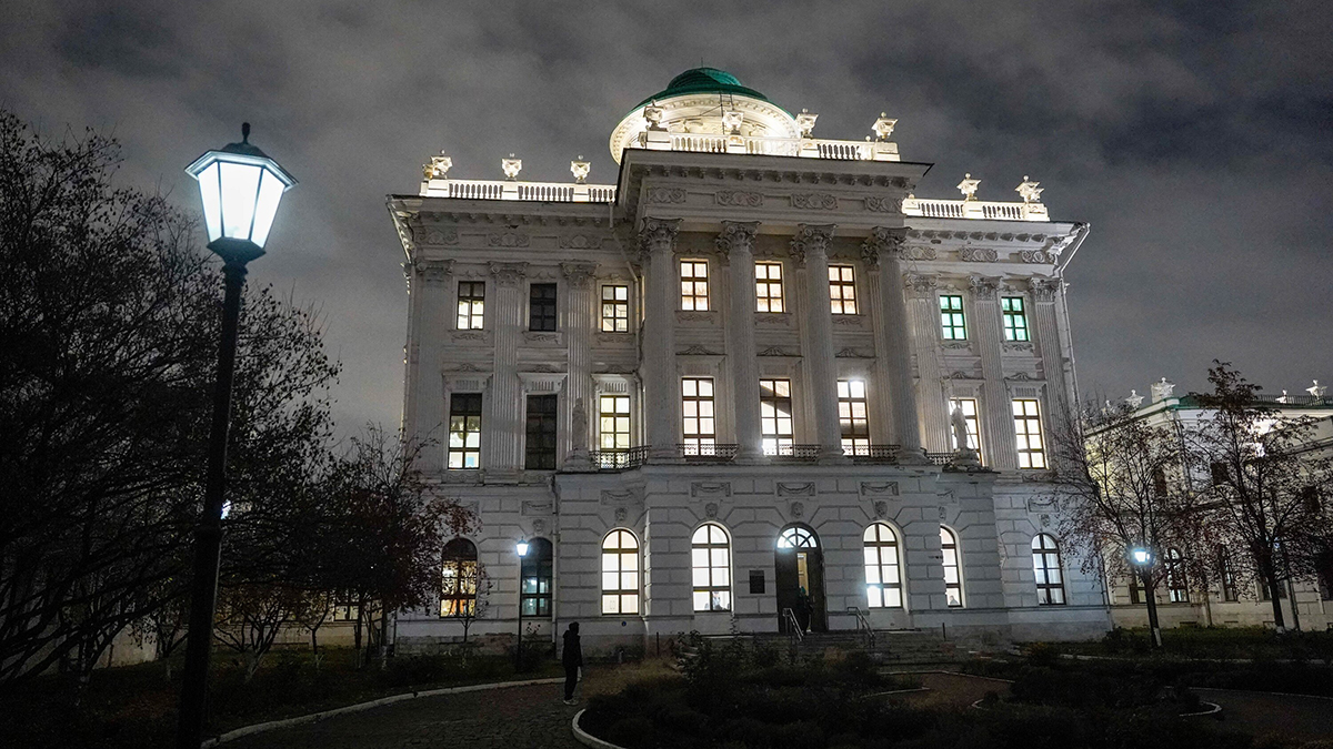 Автомобильное движение перекрыли на Боровицкой площади и Тверской улице