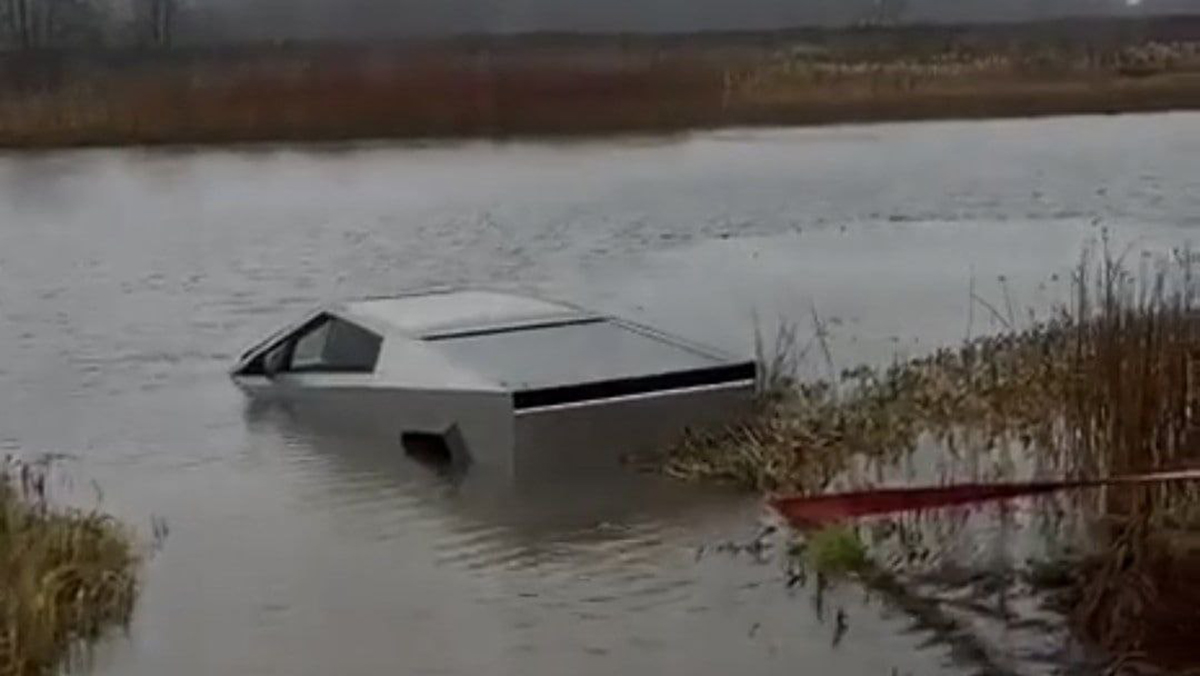 Кибертрак от Tesla заметили в болоте в Новой Москве