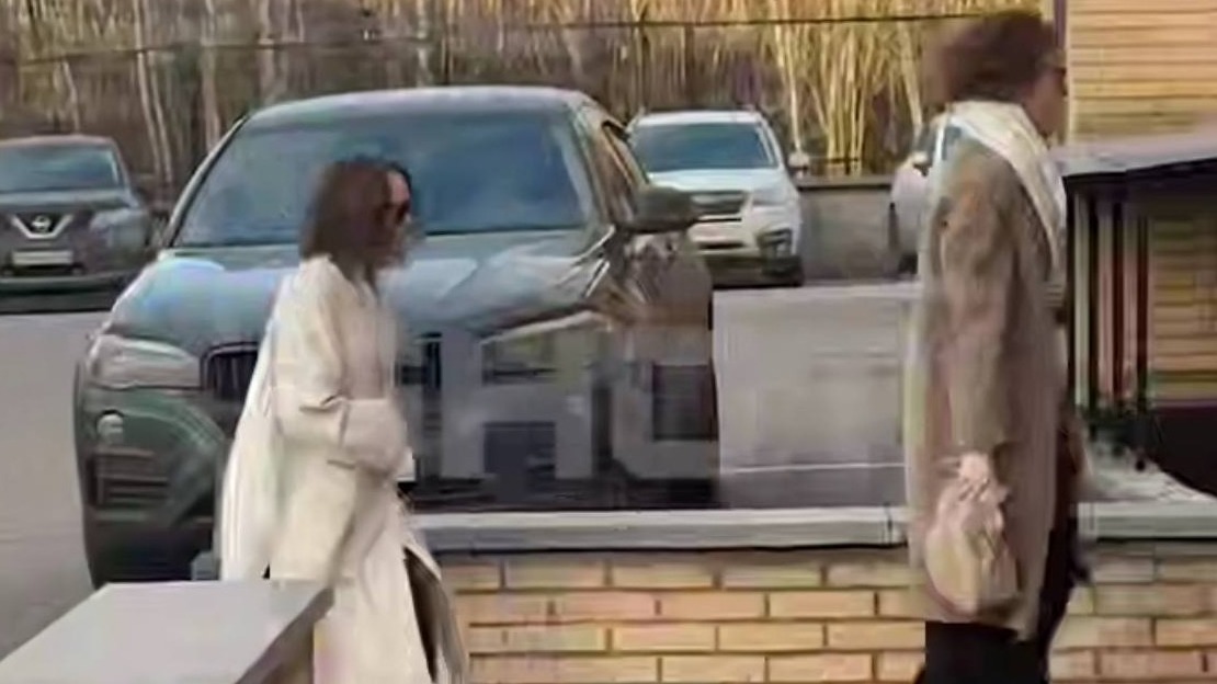 В темных очках и на черном BMW: Аглая Тарасова приехала в суд вместе с матерью