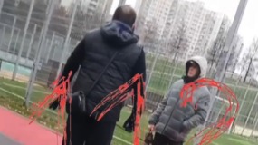 Мужчина в Москве обматерил подростков и пнул их собаку