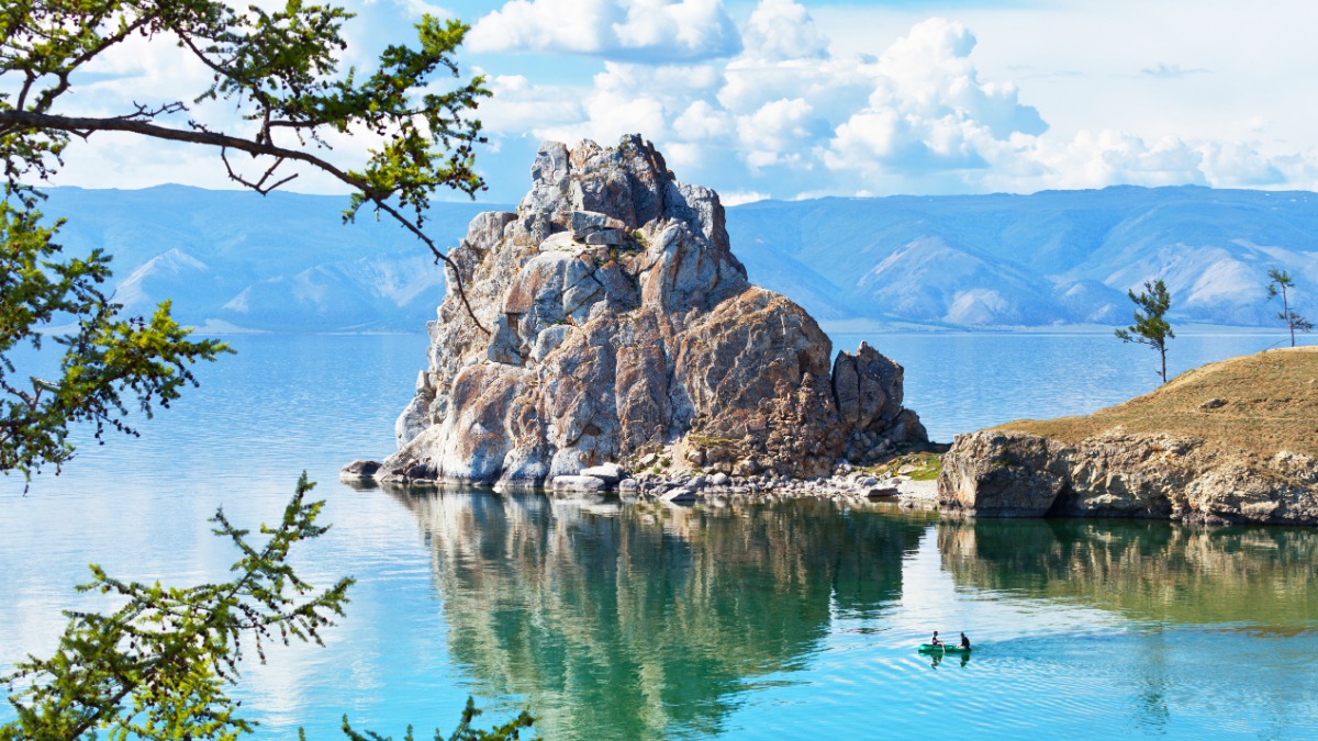 Озеро Байкал находится в Сибири, его глубина 1642 метра