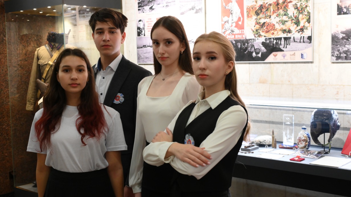 Юные экскурсоводы, представившие экспозиции школьных музеев: ученица 8-го класса московской школы № 2122 имени О. А. Юрасова Ирина Волкова, ученик 9-го класса школы № 3 города Шумерли Чувашской Республики Станислав Кондрашов, ученица 11-го класса МБОУ ЦО имени И. А. Дементьева из Тулы Камила Захарова и ученица 10-го класса школы № 3 города Шумерли Чувашской Республики Полина Артамонникова