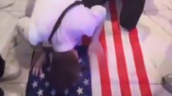 «В ад не попадут»: в РПЦ объяснили, что ждет молившихся на флаг США подростков