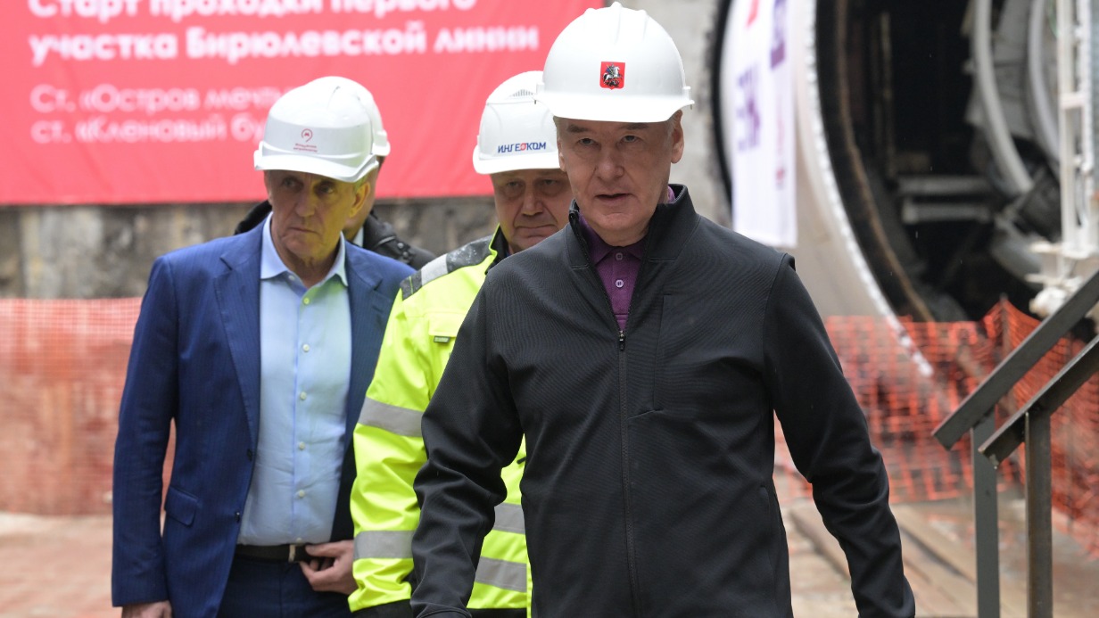Мэр Москвы Сергей Собянин, президент АО «Объединение «Ингеоком» Дмитрий Евсеев и начальник Московского метрополитена Виктор Козловский дали старт проходке щита на участке Бирюлевской линии между станциями «Остров Мечты» и «Кленовый бульвар»