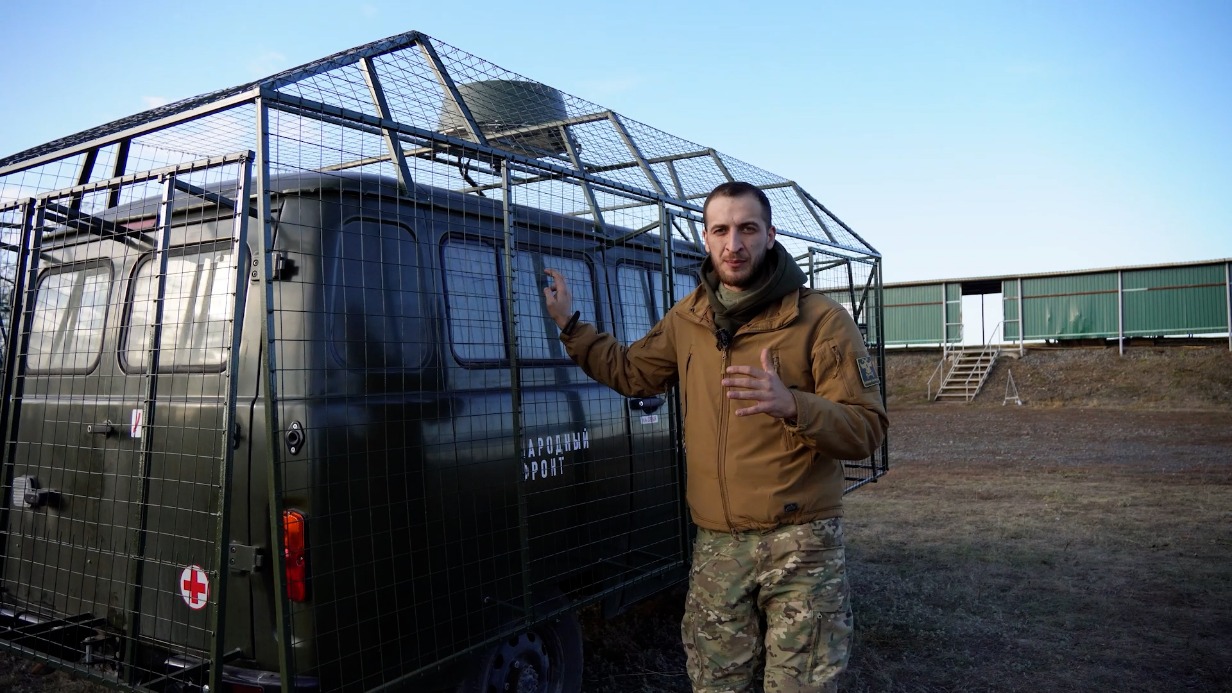 Участник испытания обновленной эвакуационной техники, доброволец, военкор Георгий Мамсуров. В ходе теста был проверен новый комплекс защиты, который включает в себя антидроновый «мангал» и противоосколочное одеяло