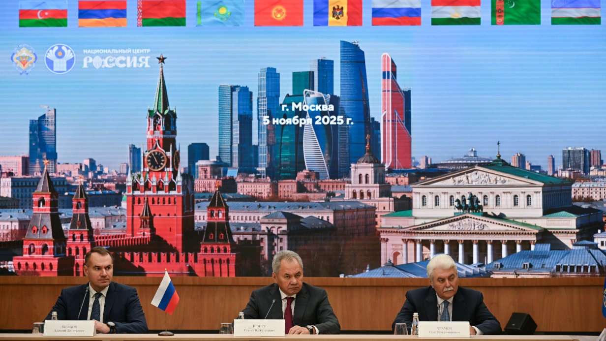 Секретарь Совета безопасности Российской Федерации Сергей Шойгу и заместители секретаря Совета безопасности РФ Алексей Шевцов и Олег Храмов на пленарном заседании XIII встречи секретарей советов безопасности государств — участников СНГ в Москве