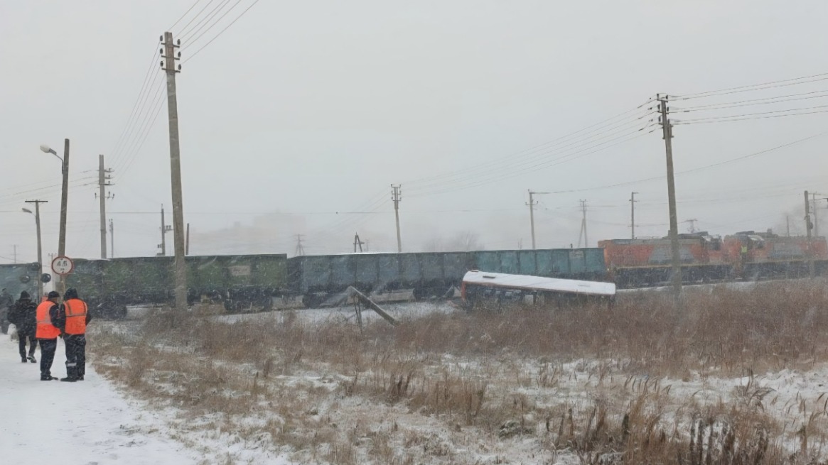 Столкновение пассажирского автобуса с поездом произошло в Хабаровске