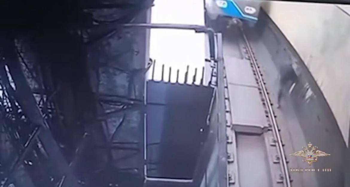 Москвичи с домкратом, отвертками и болгаркой пытались проникнуть в тоннель метро