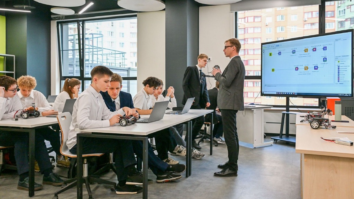 В новой школе в Свиблове есть специальная аудитория для программирования и занятия робототехникой — ИТ-полигон